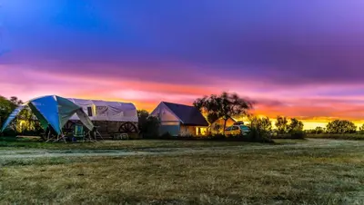 Lever ou coucher de soleil vu de le camping ou à proximité
