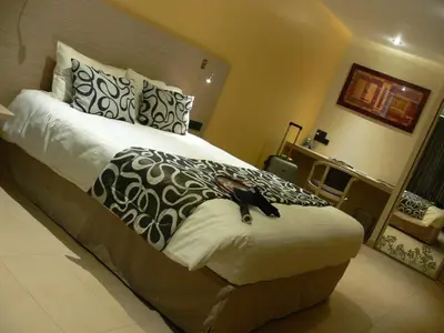 Un ou plusieurs lits dans un hébergement de l'établissement Logis Hotels Le Champalud Restaurant La Citadelle