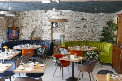 Coin salon dans l'établissement Logis Hotels Le Champalud Restaurant La Citadelle