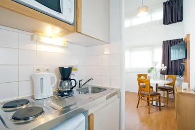 Cuisine ou kitchenette dans l'établissement Séjours & Affaires Nantes Ducs De Bretagne