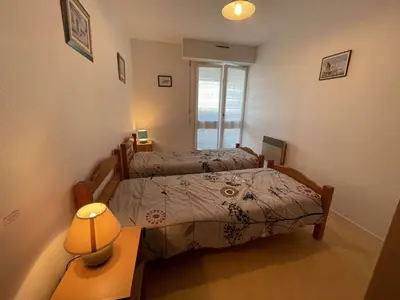 Un ou plusieurs lits dans un hébergement de l'établissement Appartement cosy proche plage avec balcon et vue mer - FR-1-224C-48