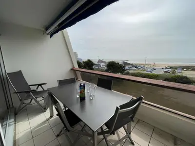 Vue générale sur la mer ou vue sur la mer prise depuis l'appartement