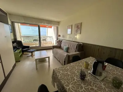 Coin salon dans l'établissement Studio cabine 4 pers avec balcon, parking et animaux admis à 50m de la plage - FR-1-224C-142