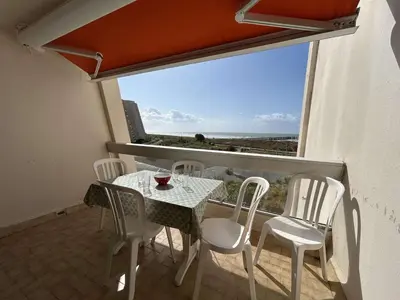 Balcon ou terrasse dans l'établissement Studio cabine 4 pers avec balcon, parking et animaux admis à 50m de la plage - FR-1-224C-142