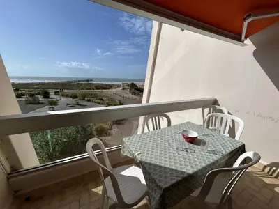Balcon ou terrasse dans l'établissement Studio cabine 4 pers avec balcon, parking et animaux admis à 50m de la plage - FR-1-224C-142