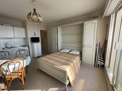 Un ou plusieurs lits dans un hébergement de l'établissement Studio 2 pers, balcon, parking, plage à 200m - FR-1-224C-442