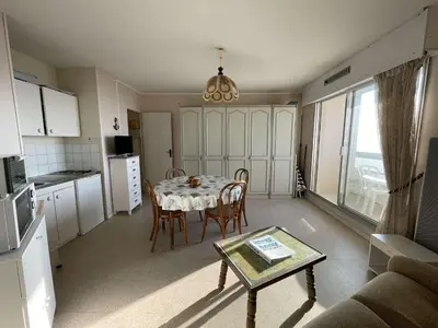 Cuisine ou kitchenette dans l'établissement Studio 2 pers, balcon, parking, plage à 200m - FR-1-224C-442