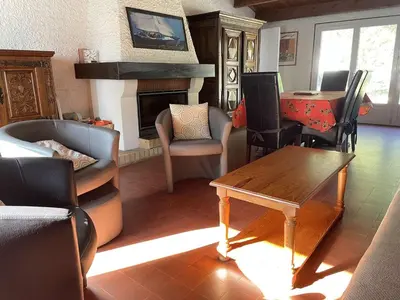 Coin salon dans l'établissement Maison avec accès direct à la plage, 2 terrasses, jardin clos, 3 chambres, parking privé à La Guérinière - FR-1-224B-492
