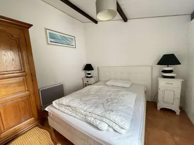 Un ou plusieurs lits dans un hébergement de l'établissement Maison avec accès direct à la plage, 2 terrasses, jardin clos, 3 chambres, parking privé à La Guérinière - FR-1-224B-492