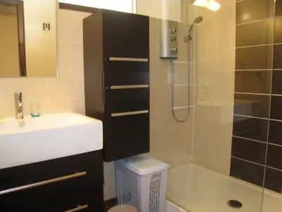 Salle de bains dans l'établissement Maison avec accès direct à la plage, 2 terrasses, jardin clos, 3 chambres, parking privé à La Guérinière - FR-1-224B-492