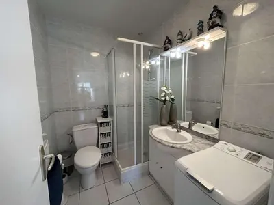 Salle de bains dans l'établissement Maison de Vacances avec Terrasse Dallée, 6 Couchages, à Deux Pas de l'Océan à St-Jean-de-Monts - FR-1-224C-94