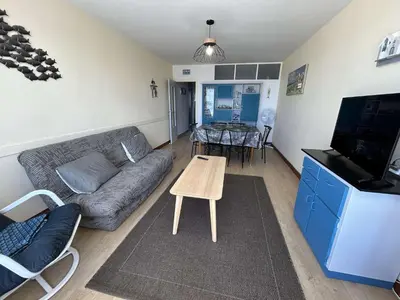 Coin salon dans l'établissement Appartement face mer avec balcon, 50m plage, 5 couchages, parking, Saint-Jean-de-Monts - FR-1-224C-187