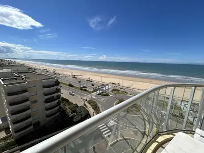 Vue générale sur la mer ou vue sur la mer prise depuis l'appartement