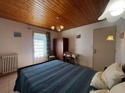 Un ou plusieurs lits dans un hébergement de l'établissement Maison de vacances 3 pièces, 4 couchages à 1000 m de l'océan, cadre paisible avec cour et parking - FR-1-224C-63