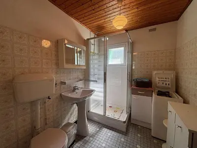 Salle de bains dans l'établissement Maison de vacances 3 pièces, 4 couchages à 1000 m de l'océan, cadre paisible avec cour et parking - FR-1-224C-63