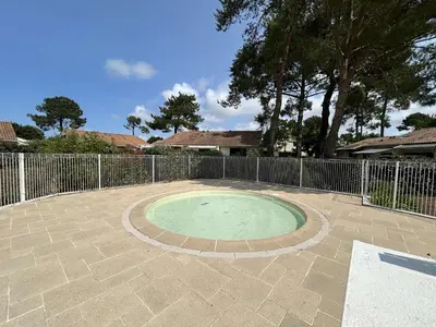Piscine de l'établissement Studio mezzanine avec jardinet et piscine à Saint-Jean-de-Monts, 4 couchages - FR-1-224C-71 ou située à proximité