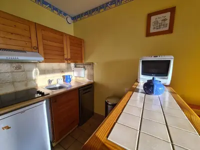 Cuisine ou kitchenette dans l'établissement Studio cabine 4 pers en bord de plage, véranda, terrasse ensoleillée - Saint-Jean-de-Monts - FR-1-224C-189
