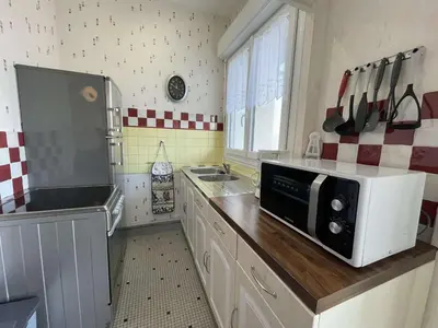 Cuisine ou kitchenette dans l'établissement Studio alcôve 4 pers à 50m de la plage avec balcon et cave vélos, Saint-Jean-de-Monts - FR-1-224C-448
