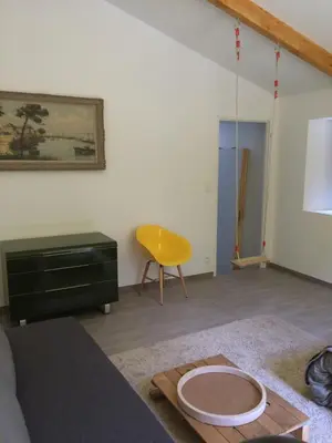Coin salon dans l'établissement Cabanes et Studios à la Bernardiere