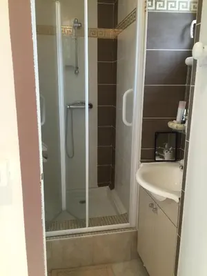 Salle de bains dans l'établissement Gîte climatisé de La Haute Rue