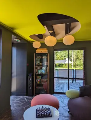 Coin salon dans l'établissement Logis Auberge De La Foret