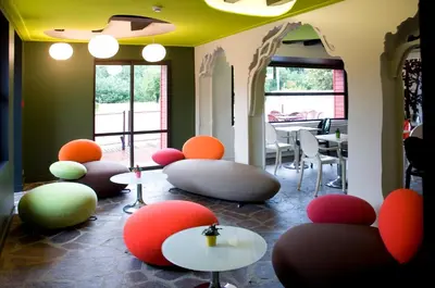 Coin salon dans l'établissement Logis Auberge De La Foret