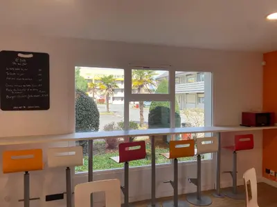 Restaurant ou autre lieu de restauration dans l'établissement Première Classe Nantes Sud - Rezé Aéroport