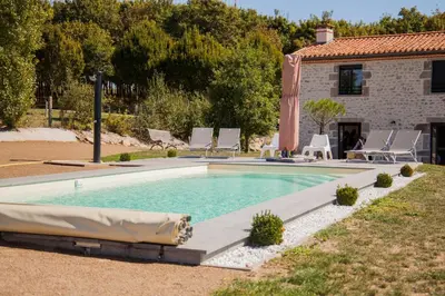 Piscine de l'établissement La Remise 4 étoiles ou située à proximité