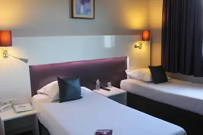 Un ou plusieurs lits dans un hébergement de l'établissement The Originals City, Hotel Novella Premium, Nantes Est