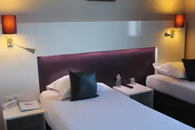 Un ou plusieurs lits dans un hébergement de l'établissement The Originals City, Hotel Novella Premium, Nantes Est