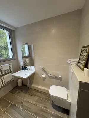 Salle de bains dans l'établissement Hôtel de la Marine