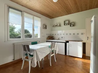Cuisine ou kitchenette dans l'établissement Maison avec Jardin Clos près de la Plage - 5 Couchages, 3 Étoiles, Ménage Inclus - FR-1-224B-474