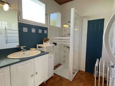 Salle de bains dans l'établissement Maison avec Jardin Clos près de la Plage - 5 Couchages, 3 Étoiles, Ménage Inclus - FR-1-224B-474