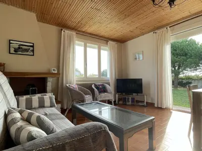 Télévision ou salle de divertissement dans l'établissement Maison avec Jardin Clos près de la Plage - 5 Couchages, 3 Étoiles, Ménage Inclus - FR-1-224B-474