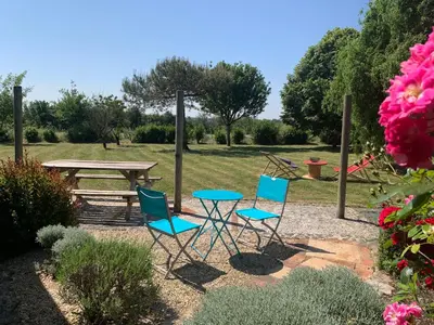 Jardin de l'établissement Chez Dominique et Bruno à 20 mm du PuyduFou