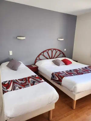 Un ou plusieurs lits dans un hébergement de l'établissement Logis hôtel Relais De La Grange