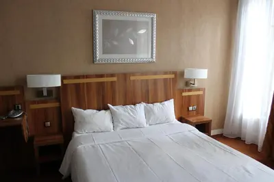 Un ou plusieurs lits dans un hébergement de l'établissement Hotel The Originals du Grand Monarque Nantes Gare
