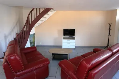 Télévision ou salle de divertissement dans l'établissement 20 min Puy du F ou maison entiere 3 chambres 9 personnnes MAULEON