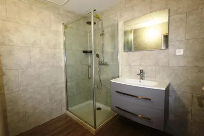 Salle de bains dans l'établissement 20 min Puy du F ou maison entiere 3 chambres 9 personnnes MAULEON