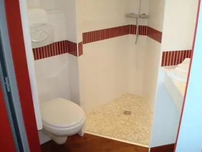 Salle de bains dans l'établissement Brit Hotel Confort Azur Cholet Nord