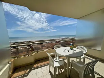 Balcon ou terrasse dans l'établissement Appartement familial à 50m de la plage avec parking privé, balcon et lave-linge - FR-1-224C-60