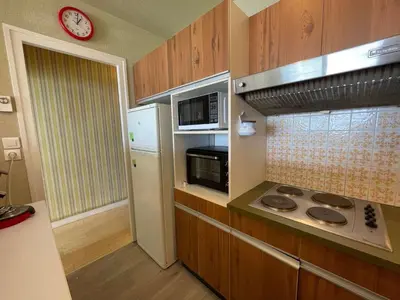 Cuisine ou kitchenette dans l'établissement Appartement familial à 50m de la plage avec parking privé, balcon et lave-linge - FR-1-224C-60