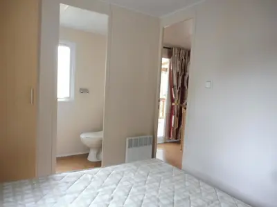 Salle de bains dans l'établissement Mobile Home bois dormant