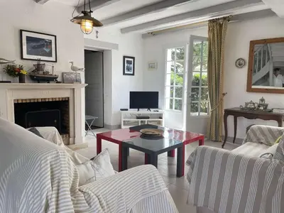 Télévision ou salle de divertissement dans l'établissement Maison confortable 5 pièces, 8 couchages, proche plage et commerces, avec jardin, terrasse et WiFi. - FR-1-224B-477