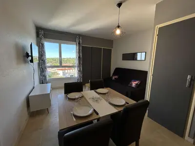 Télévision ou salle de divertissement dans l'établissement Bel appartement avec parking près de la plage, 2 pièces, 4 personnes - FR-1-224C-544