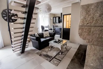 Coin salon dans l'établissement Au domaine des anges, 3 gîtes luxueux avec Jacuzzi privatif, sauna, mini-piscine, piscine extérieure chauffée en saison