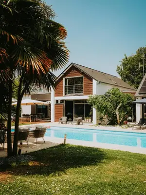 Piscine de l'établissement Les Arbres Rouges ou située à proximité