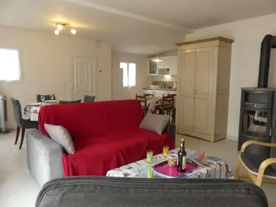 Cuisine ou kitchenette dans l'établissement Maison avec terrasse, 400 m plage et centre, 2 chambres, parking privé, ménage inclus - FR-1-224B-542