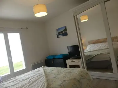 Un ou plusieurs lits dans un hébergement de l'établissement Maison avec terrasse, 400 m plage et centre, 2 chambres, parking privé, ménage inclus - FR-1-224B-542