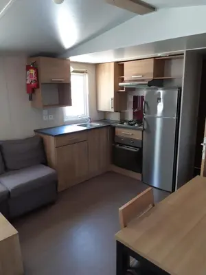 Cuisine ou kitchenette dans l'établissement Mobil-home Confort camping le bois Masson